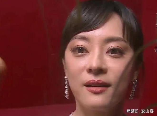 坏杨幂不敢露脸只有赵今麦扛住了！麻将胡了试玩芭莎之夜被镜头签吓(图9)