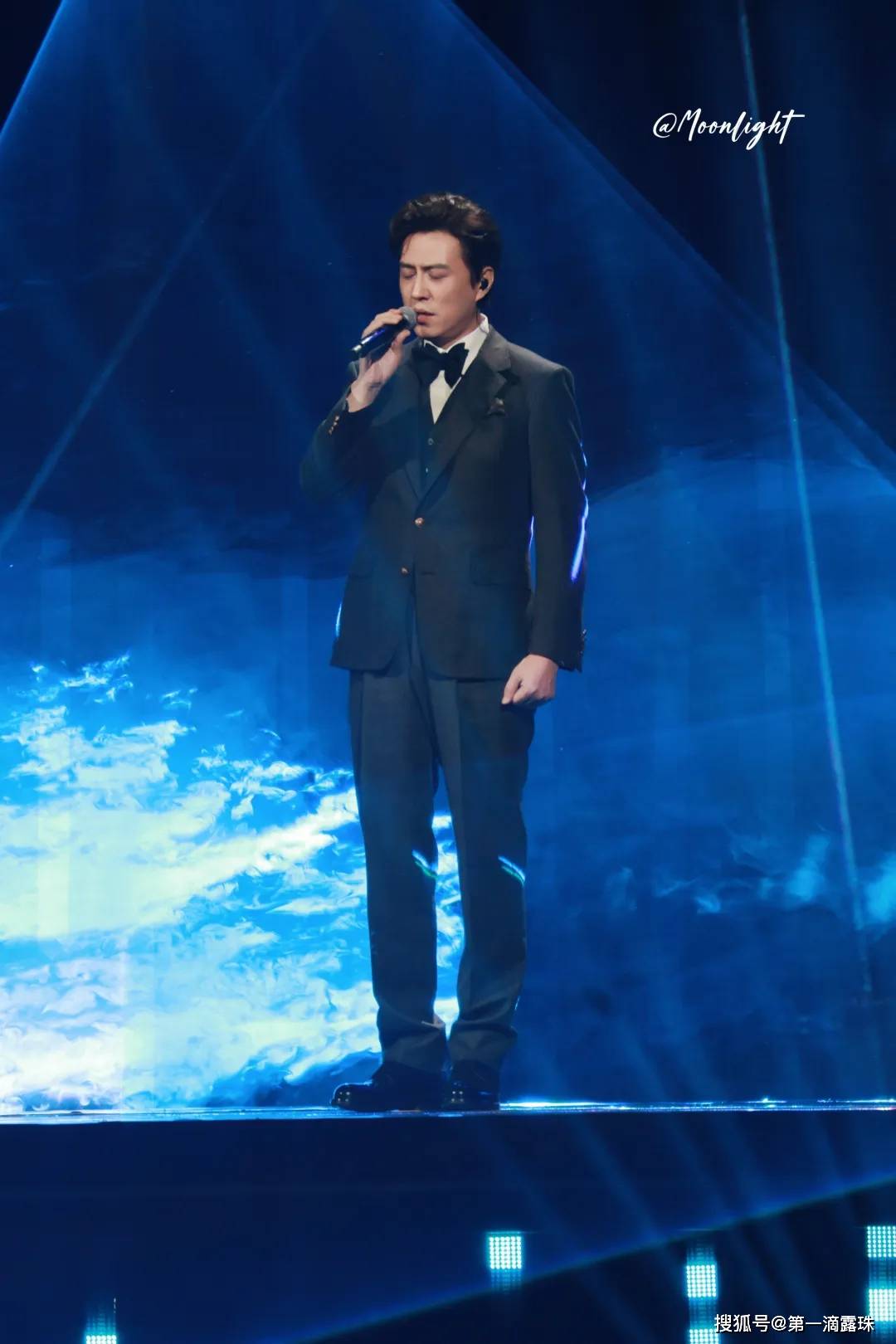 岁林子祥真唱依然稳靳东老干部风肖战再现“红海奇观”PG麻将胡了免费模拟器东方卫视新年晚会名场面：78(图5)