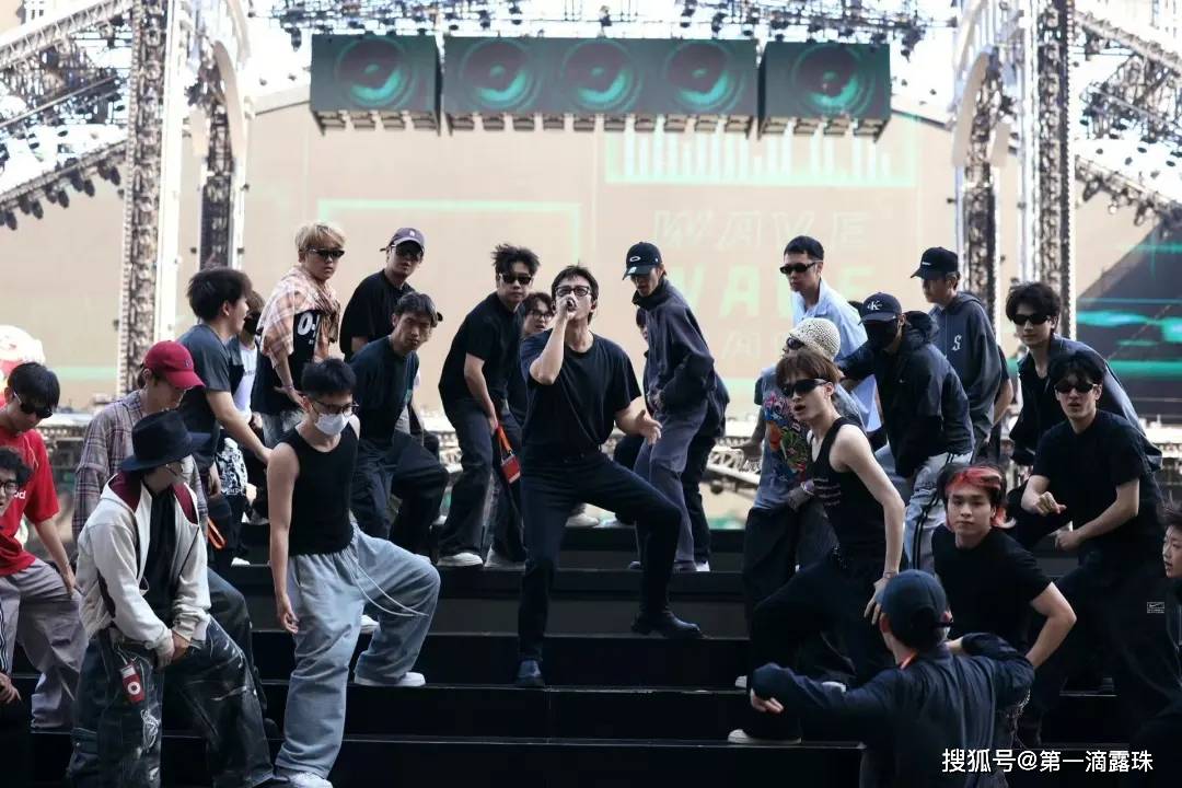 超真唱秒杀内娱！黄景瑜脱衣帅翻王心凌串烧情怀杀PG电子麻将胡了2试玩湖南卫视晚会名场面：邓(图3)